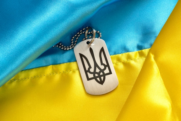 Dogtag dell'esercito del soldato ucraino sullo sfondo della bandiera dell'Ucraina Simbolo del paese