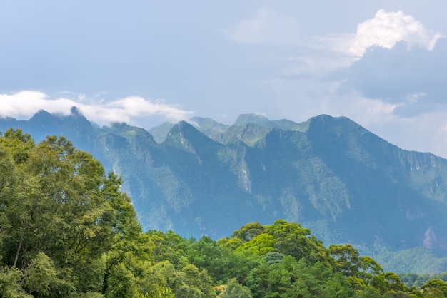 Doi Luang Chiang Dao che osserva dall&#39;uomo di Doi Mae Ta, Chiang Mai, Tailandia