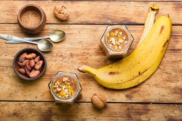 Dolce al latte con cacao. Mousse al cioccolato con banana