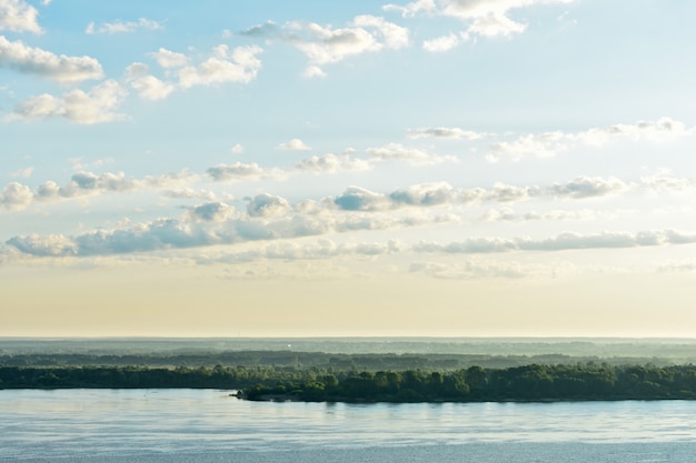 Dolce alba sul fiume Volga