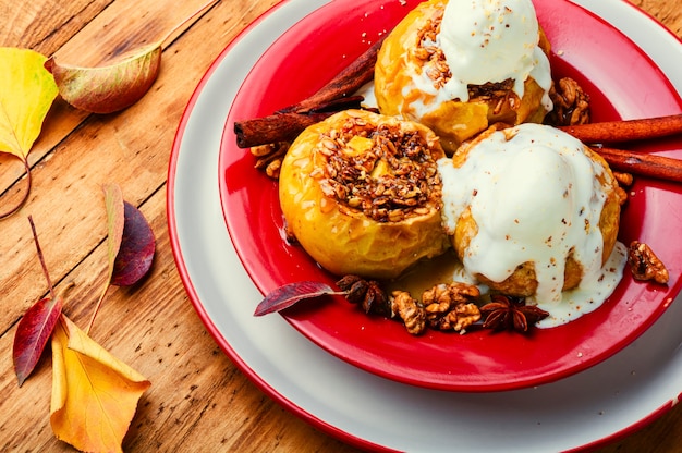 Dolce autunnale, mele al forno con muesli e noci. Gustose mele al forno con gelato