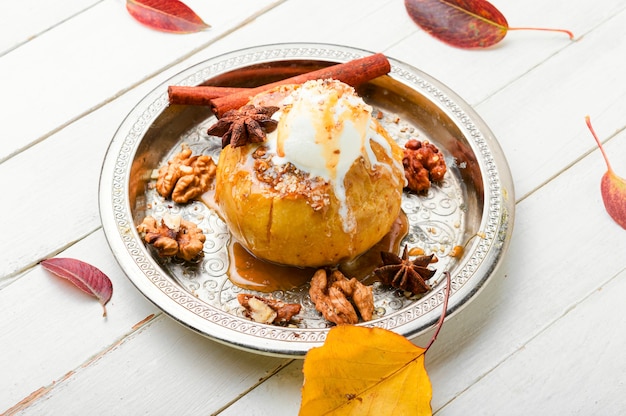 Dolce autunnale, mele al forno con muesli e noci. Gustose mele al forno con gelato