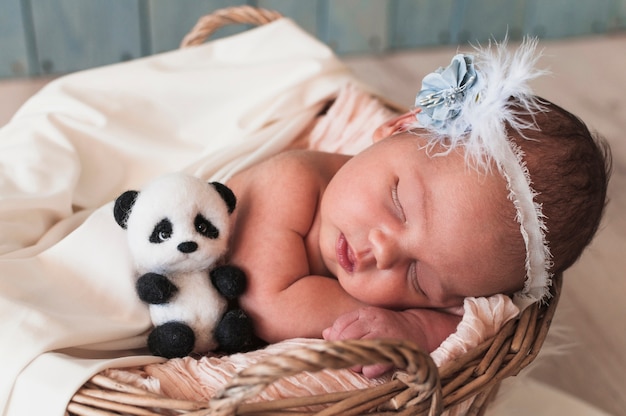 Dolce bambino che dorme con il giocattolo