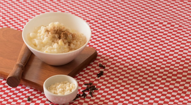 Dolce brasiliano dolce di mais secco giallo con chiodi di garofano in una ciotola