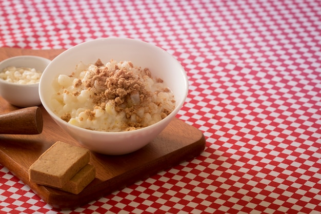 Dolce brasiliano dolce di mais secco giallo con chiodi di garofano in una ciotola