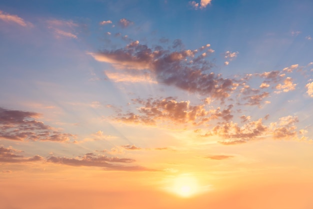 Dolce cielo reale al tramonto o all'alba con sole e nuvole reali colori naturali sfondo panoramico di grandi dimensioni