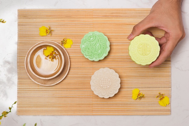 Dolce colore della torta lunare della pelle di neve. Cibi tradizionali del festival di metà autunno con tè sulla tavola.