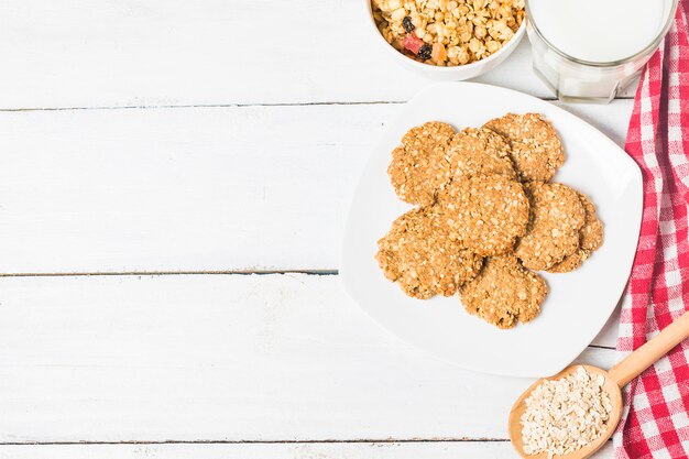 Dolce cookie casalingo con fiocchi di avena