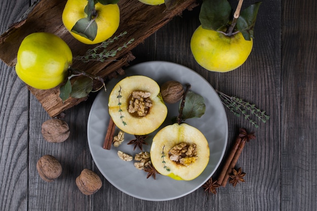 Dolce dessert sano. Mela cotogna di frutta con miele, la noce è pronta per la cottura.