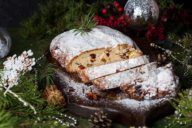 Dolce di pasticceria festivo stollen tradizionale di Natale su tavola di legno