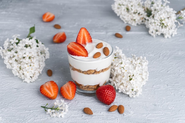 Dolce di ricotta con fragole fresche. Sana colazione a base di yogurt, fragola e mandorle