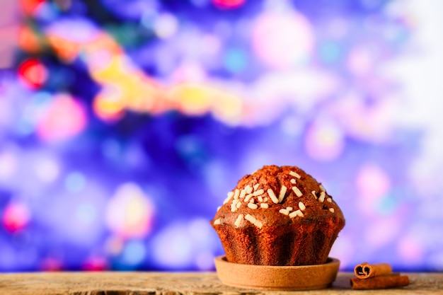 Dolce dolce di Natale sul davanzale della finestra Regalo per Babbo Natale Dessert con cioccolata calda calda