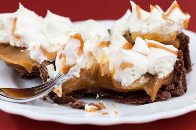 Dolce dolce di tartelletta e panna con latte, cibo dolce