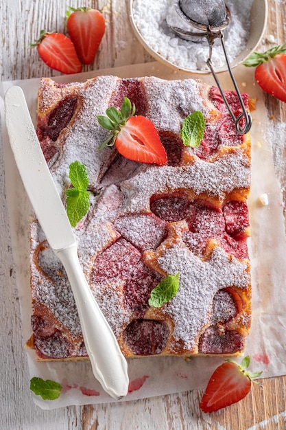 Dolce e gustosa torta di fragole a base di frutta e menta