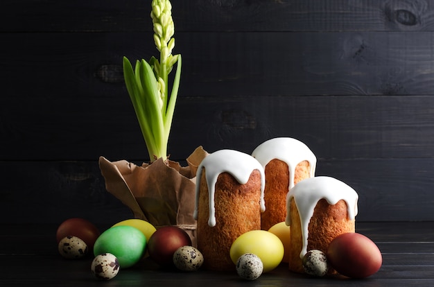 Dolce e uova di Pasqua di natura morta di Pasqua su un fondo scuro e di legno.