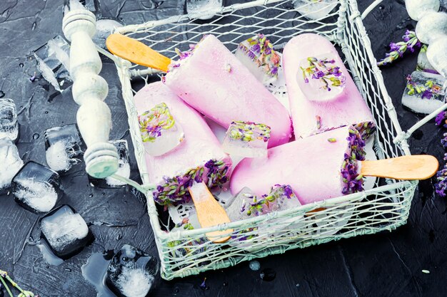 Dolce estivo naturale, gelato alla lavanda. Ghiaccioli alla lavanda fatti con fiori di lavanda