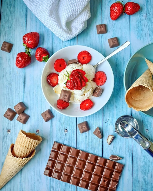 Dolce gelato con la freschezza del cono e gustoso dessert cioccolato e fragola