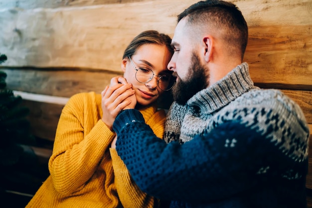 Dolce giovane coppia che flirta durante la festa di Natale