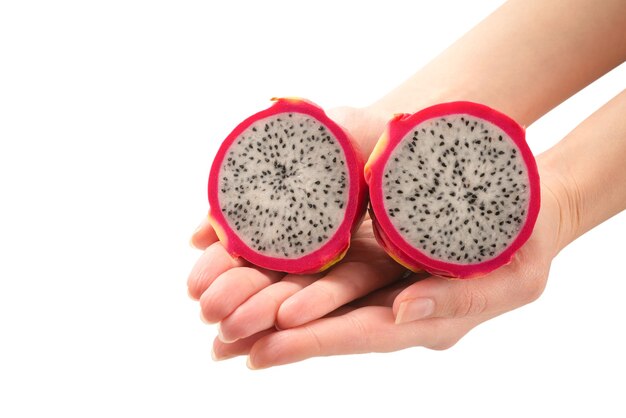 Dolce gustoso frutto del drago o pitaya in mano di donna isolato su bianco