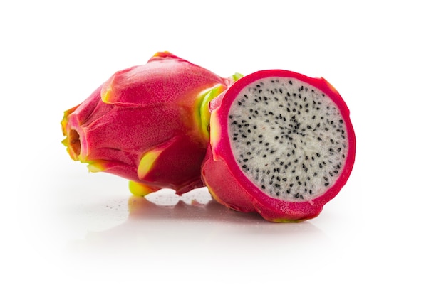Dolce gustoso frutto del drago o pitaya isolato su bianco.