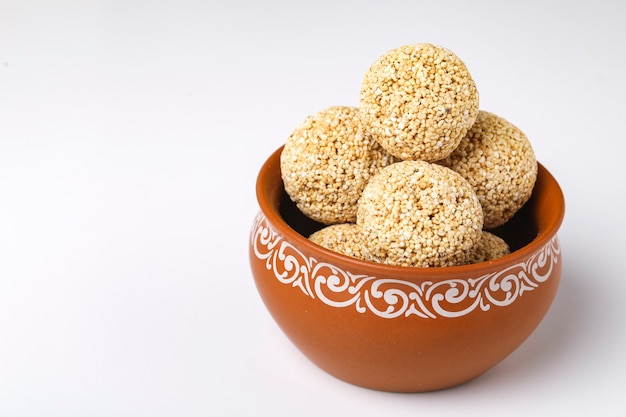 Dolce indiano per la festa tradizionale makar sankranti: Rajgira laddu a base di semi di amaranto in ciotola
