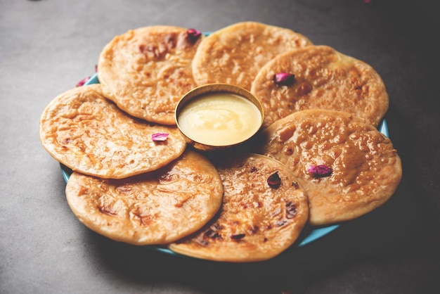 Dolce Khoya roti o Peda chapati paratha preparato con latte cremoso addensato o Khoa khowa mawa