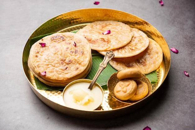 Dolce Khoya roti o Peda chapati paratha preparato con latte cremoso addensato o Khoa khowa mawa