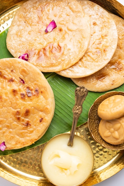 Dolce Khoya roti o Peda chapati paratha preparato con latte cremoso addensato o Khoa khowa mawa