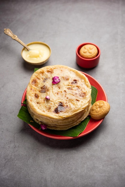 Dolce Khoya roti o Peda chapati paratha preparato con latte cremoso addensato o Khoa khowa mawa