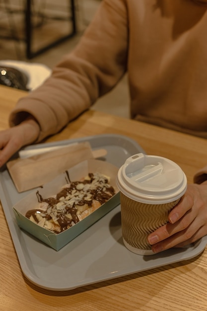 Dolce merenda al food court con frittelle al cioccolato e caffè. Concetto di fast food