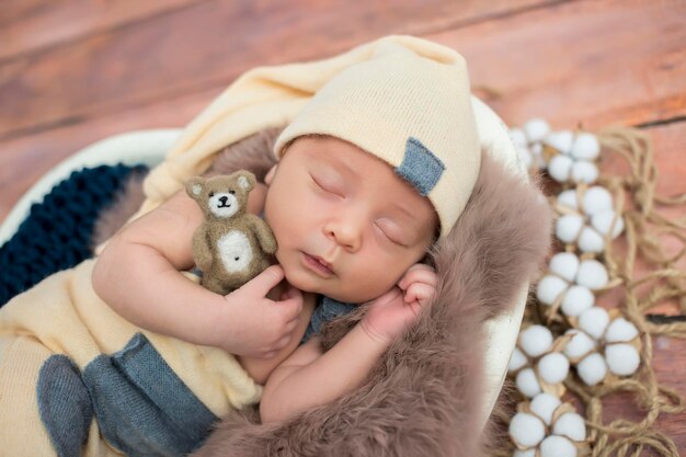 Dolce neonata in pagliaccetto che dorme sul lettino rotondo