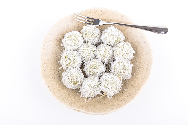 dolce palla di riso bollito, rotolare sul cocco grattugiato