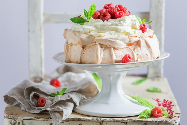 Dolce Pavlova fatto in casa e rustico con frutti di bosco e meringa