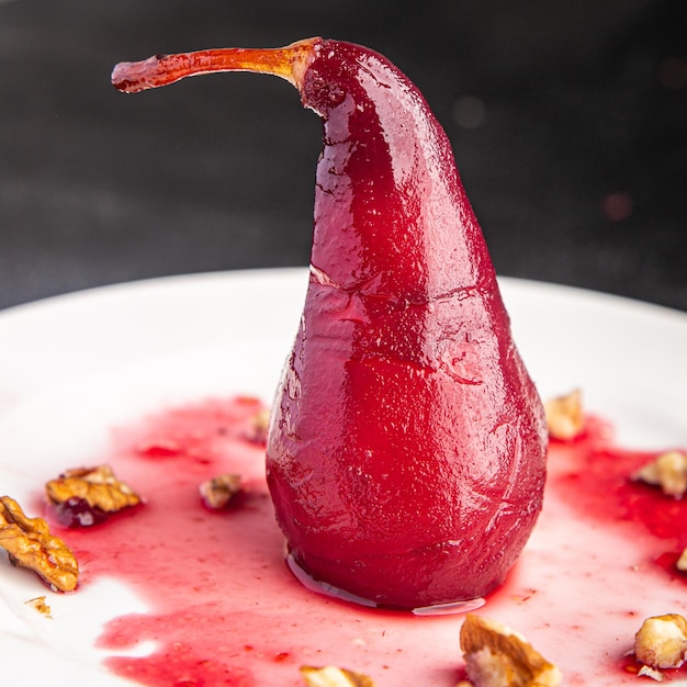 dolce pera in vino rosso dessert cucina francese pasto sano cibo spuntino dieta sul tavolo copia spazio