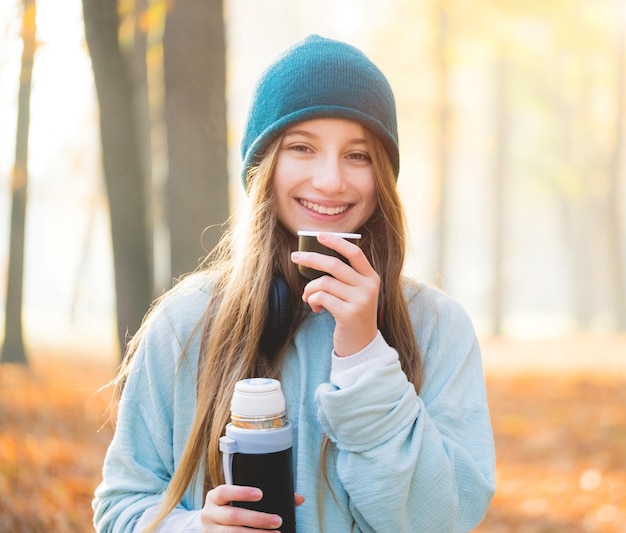 Dolce ragazza che beve il tè