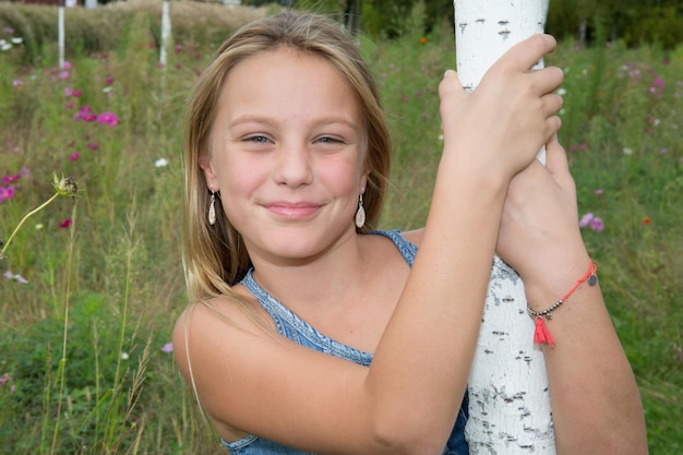 Dolce ragazza felice e sorridente in un parco