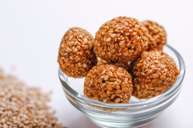 Dolce sesamo Laddu in ciotola di vetro Festival indiano Makar Sankranti