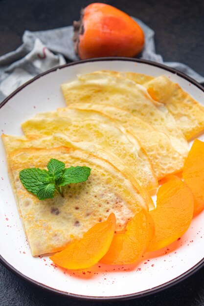 Dolce sottile frittella di cachi crepe alla frutta Festa del Carnevale Maslenitsa dessert frittelle per la colazione