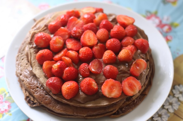 Dolce torta al cioccolato fatta in casa con fragole fresche.