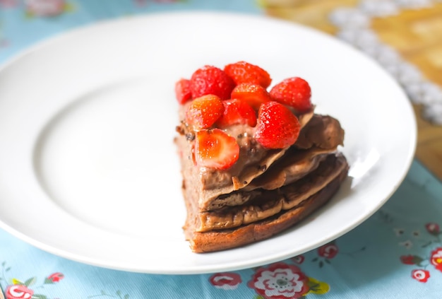 Dolce torta al cioccolato fatta in casa con fragole fresche.