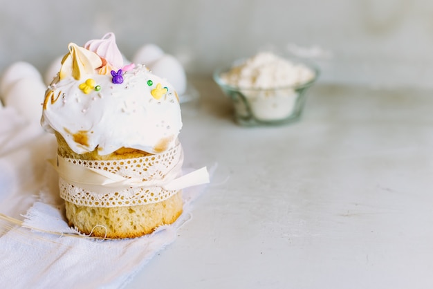 Dolce torta di Pasqua su uno sfondo grigio chiaro.