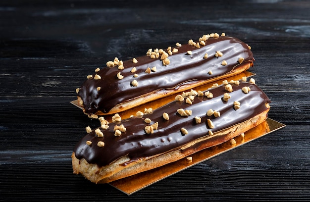 Dolce tradizionale francese. Eclair al cioccolato. Sfondo scuro