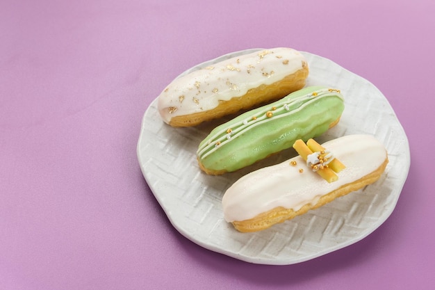 Dolce tradizionale francese Eclair dolci e colorati con glassa al cioccolato Messa a fuoco selezionata