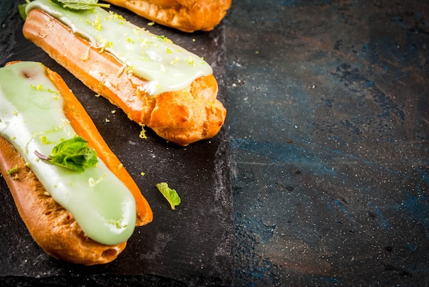 Dolce tradizionale francese. Mojito Eclairs con scorza di lime e foglie di menta