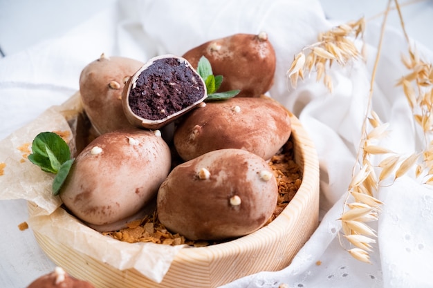 Dolce tradizionale russo, torta di patate con cioccolato e tartufo.