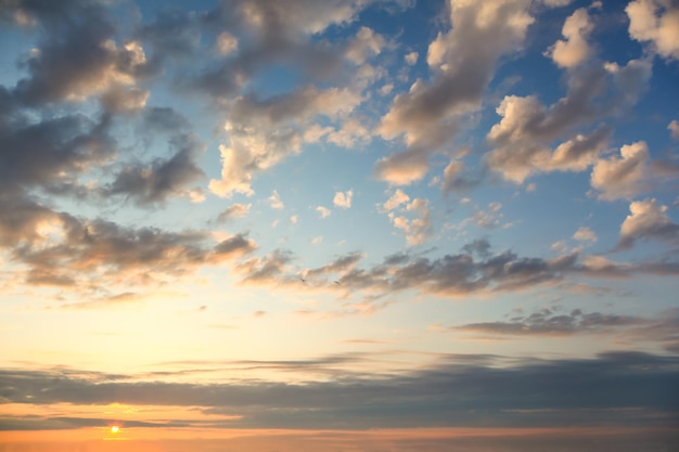 Dolce tramonto cielo con sole e nuvole colorate