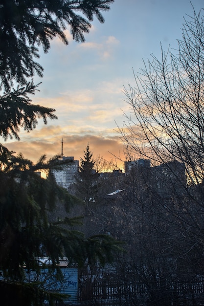 Dolce tramonto colorato sulla città