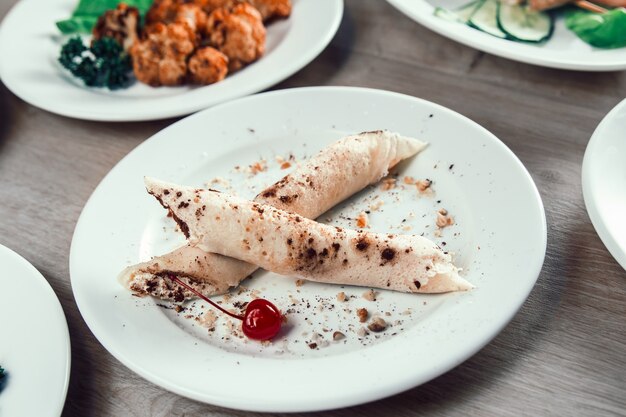 Dolce tubolare con ripieno di ricotta in tavola al ristorante