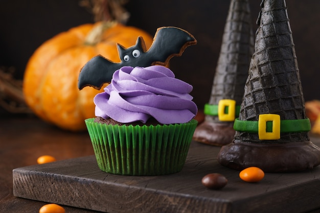 Dolcetti di Halloween, cupcake, biscotti e cappelli da strega wafer