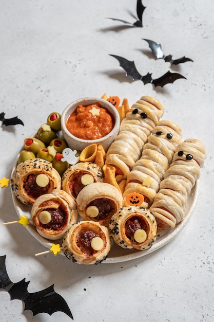 Dolcetti di Halloween fatti di pasticceria su un piatto